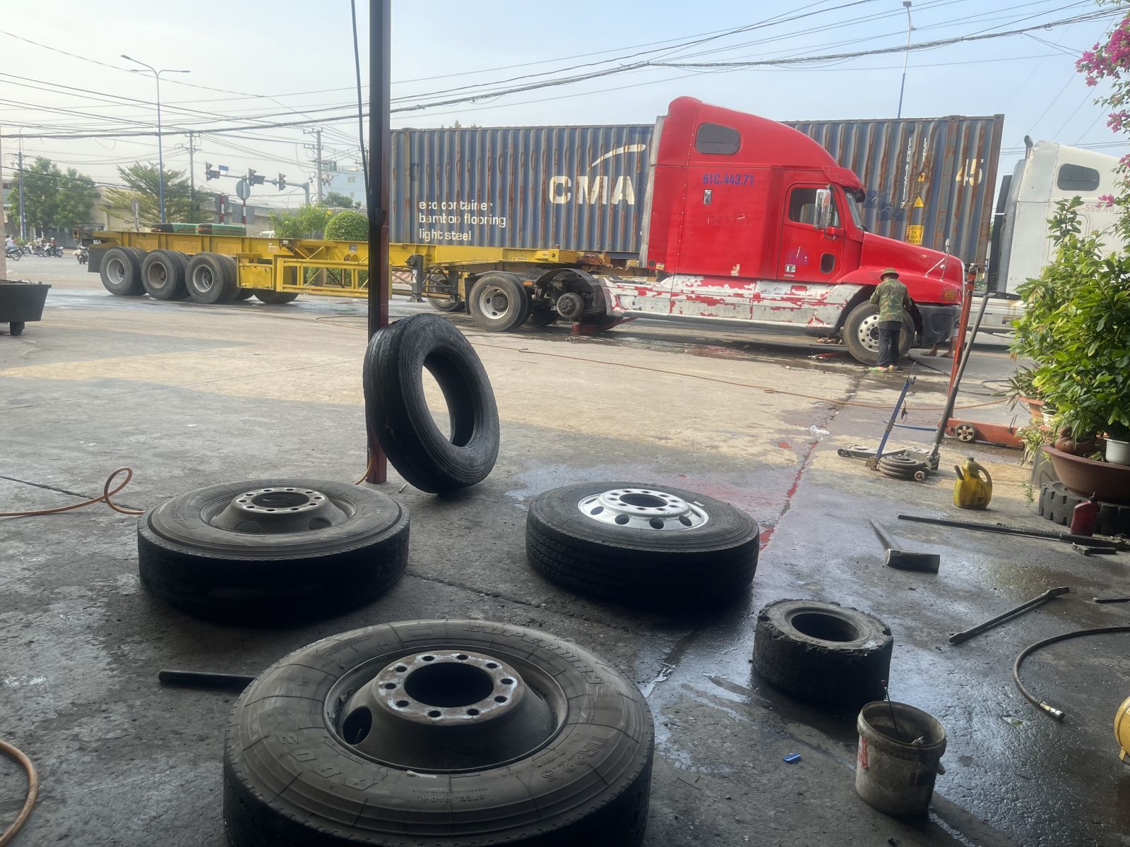 VÁ  VỎ LƯU ĐÔNG DĨ AN - THAY LỐP XE LƯU ĐỘNG NHANH NHẤT KHU VỰC DĨ AN